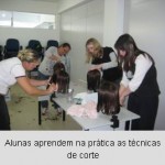 Profissionais aprendem na prática técnicas de Corte de Cabelo