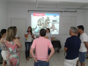 Durante o encontro professores se apresentaram aos pais e falaram sua metodologia de ensino (Foto: Divulgação)