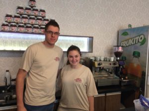 O casal Bruna e Rodrigo almejam abrir filiais da Don Fulano Sorveteria e Cafeteria  (Foto: Vanessa Paliosa)