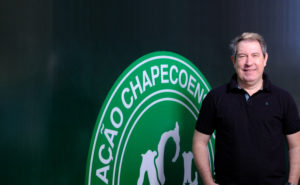 Henzel é um dos sobreviventes da maior tragédia aérea do esporte mundial, a queda do avião da Chapecoense, na Colômbia (Foto: Divulgação)